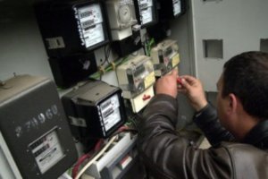 Премахването на регулираните цени на тока за бита и излизането