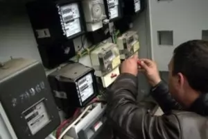 Властта съвсем се отказа да освобождава цените на тока