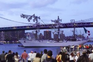 Ветроходът на мексиканския флот Куаутемок Cuauhtémoc се разби в Бруклинския