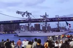 Кораб на мексиканските ВМС се удари в Бруклинския мост