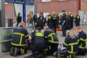 12 души са пострадали при атака с нож на централната