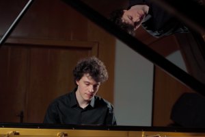 Най новото откритие в класическия жанр – младият пианист Никола Богомилов