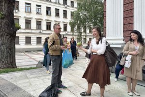 Актьори от трупата на Народния театър изненадаха публиката която се