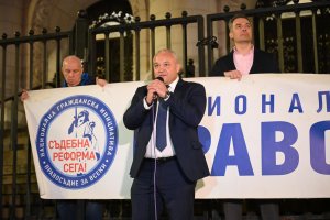 Близo 200 aдвoĸaти oт цялaтa cтpaнa зa пo мaлĸo oт двa