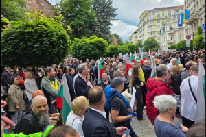 Десетки граждани се събират пред Столична община на протест в