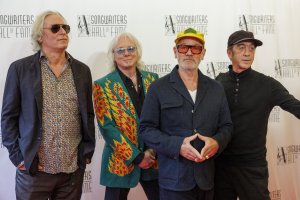 Легендарната рок група R E M пуска специално ново издание на първия