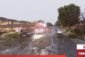Самолет падна върху къщи в Сан Диего