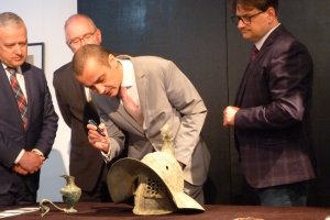 Три милиона евро е пазарната оценка на гладиаторски шлем който