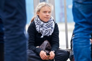 Пет дни след като климатичната активистка Грета Тунберг отплава заедно