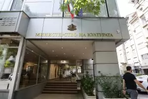 Три дами напират да управляват сценичните изкуства у нас