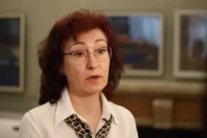 Анелия Николаева сяда на стола на Яра Бубнова