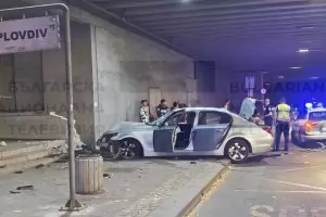Кола връхлетя спирка в Пловдив и по чудо не уби никого