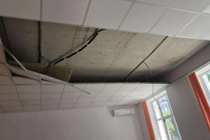 Ремонтиран неотдавна окачен таван падна върху десетокласници по време на