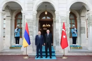 Премиерът на Армения с историческа визита в Турция