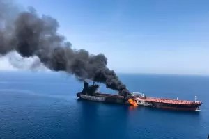Руски танкер гори край Ормузкия проток