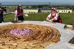 В Казанлък направиха баница с рози като за рекорд на Гинес 