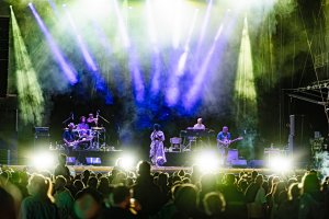 Британските трип хоп ветерани от Morcheeba закриха с приятен 85 минутен сет