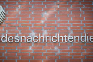 Служител на американско разузнаване е предложил чувствителна информация на германското