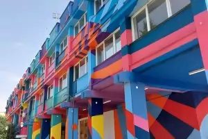 Бунт срещу цветовете връща вида на Младежки дом като Партиен