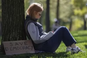 Сред врява и безумство либералната демокрация е все така най-желана