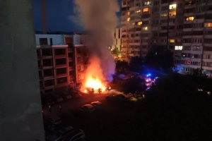 Четири автомобила са пострадали при пожар рано тази сутрин в