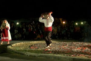 Нестинарите от странджанското село Българи танцуваха снощи върху жаравата с