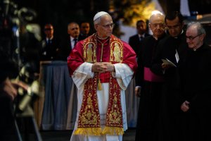 На служба във Ватиканските градини на 31 май папа Лъв