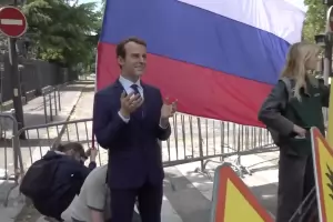 Активисти на „Грийнпийс“ откраднаха восъчна статуя на Макрон