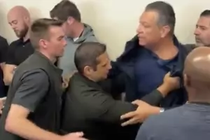 В Калифорния сложиха белезници на сенатор