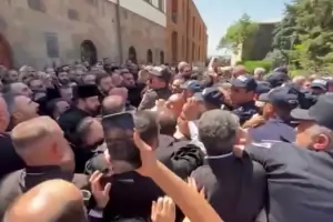 Полиция и духовници се сбиха край Ереван