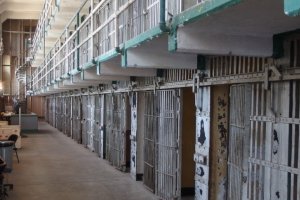 Правителството на страдащата от банди Швеция планира да изпрати стотици