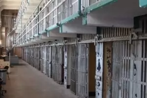 Швеция праща стотици затворници в Естония
