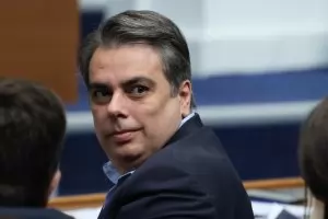Асен Василев: Българите обедняват, а "постната пица" се върна
