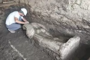 Втората статуя от Хераклея изправя глава в Археологическия музей