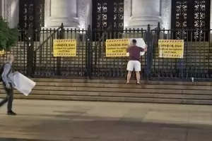 Съдебната палата осъмна "украсена" с плакати "Сарафов, вън"