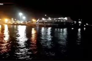 Ферибот с 65 души на борда потъна край Бали