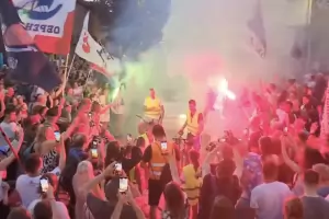 Политици замеряха с яйца протестиращи в Сърбия