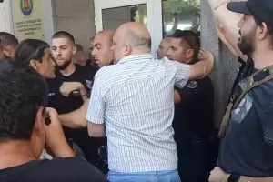 БОЕЦ опита да внесе сигнал в КПК, но последва сблъсък с полицията