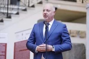 Премиерът направи пълен кръг в обясненията си за самолета на Фон дер Лайен