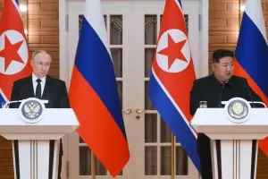 Ким Чен-ун и Путин застават рамо до рамо на военния парад в Пекин