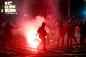 Протестиращите в Сърбия рушат партийни централи