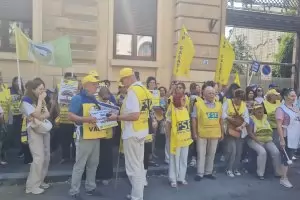 Намаляването на заплатите на учителите в Румъния предизвика протести