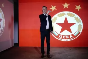 Феновете поискаха двама директори на ЦСКА да напуснат