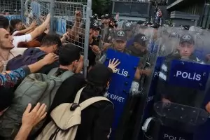 Полиция нахлу в централата на опозиционната НРП в Истанбул