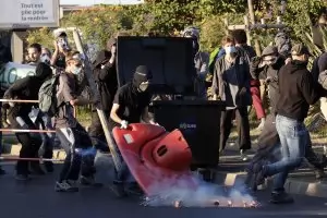 Протестът "Блокирай всичко" във Франция затвори пътища и блокира гари