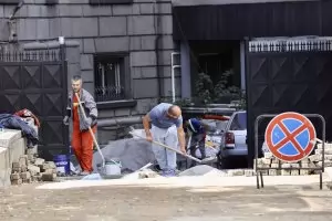 Разбиват жълтите павета зад НС заради Пеевски, алармира ДБ