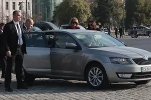Управляващите налагат на Радев да приеме превоз от НСО