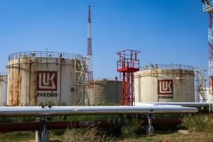 Депутати спешно гласуват "Лукойл" да продава активи само с решение на МС и ДАНС