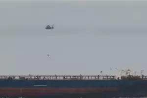 Вертолет "Пантер" спусна човек и провизии на бедстващия танкер