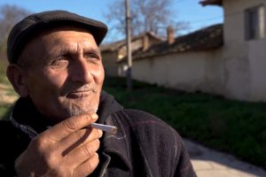 В един от разказите на Радичков селяните гонят прасе През